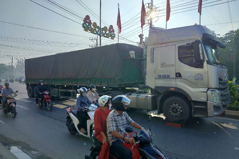 Hiện trường vụ tai nạn giao thông khiến người đàn ông tử vong tại chỗ. Hiện trường vụ tai nạn giao thông khiến người đàn ông tử vong tại chỗ.