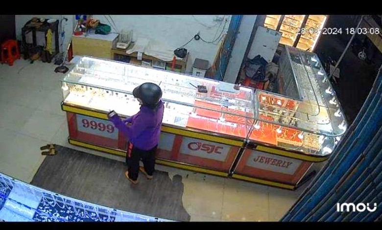 Truy t&igrave;m đ&ocirc;i nam nữ cướp giật 5 chỉ v&agrave;ng 9999 rồi l&ecirc;n xe tẩu tho&aacute;t- Ảnh 2.