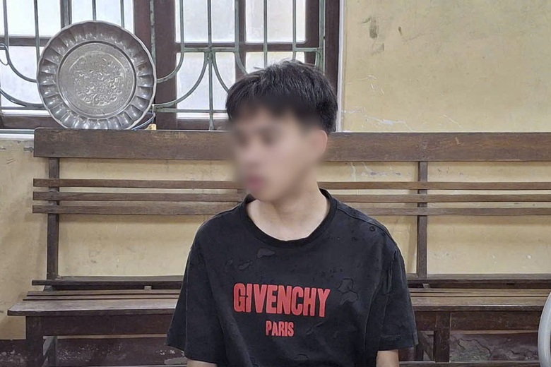 Khởi tố nam sinh lớp 12 đi xe m&aacute;y "th&ocirc;ng chốt" t&ocirc;ng CSGT trọng thương- Ảnh 1.