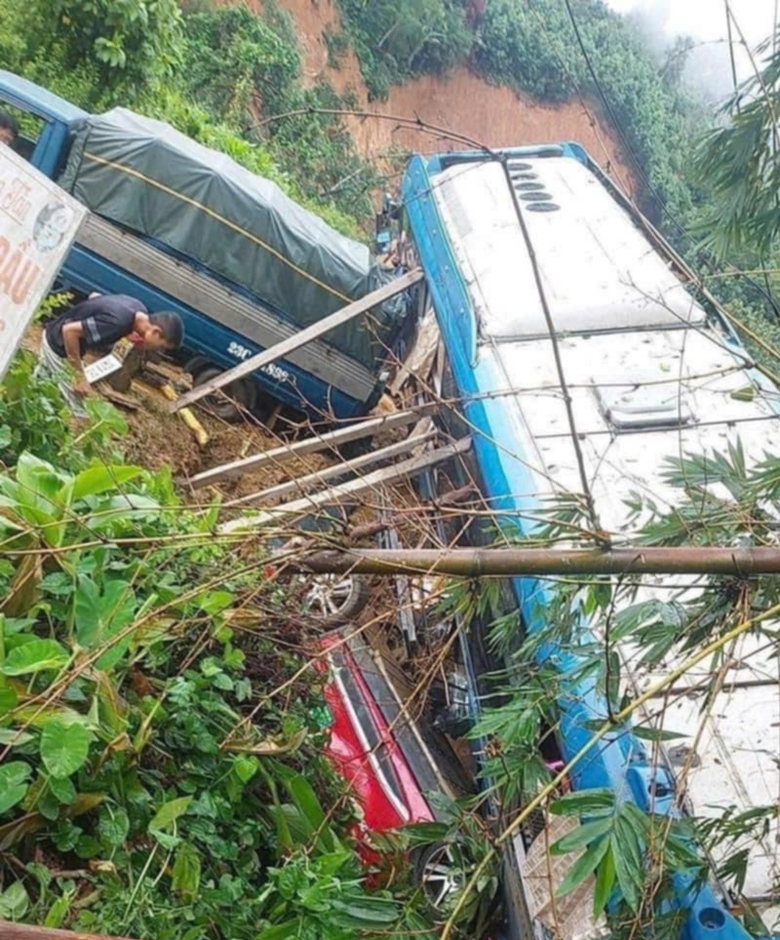 H&agrave; Giang: Sạt lở đất tr&ecirc;n QL2, 6 &ocirc; t&ocirc; bị v&ugrave;i lấp, 2 người mất t&iacute;ch- Ảnh 4.