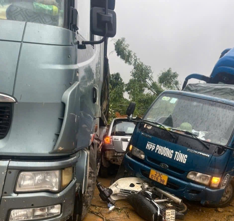 H&agrave; Giang: Sạt lở đất tr&ecirc;n QL2, 6 &ocirc; t&ocirc; bị v&ugrave;i lấp, 2 người mất t&iacute;ch- Ảnh 6.