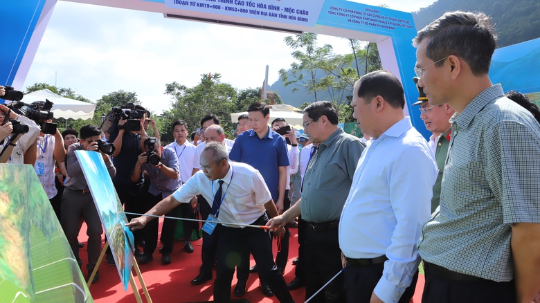Thủ tướng ph&aacute;t lệnh khởi c&ocirc;ng tuyến cao tốc 10.000 tỷ đồng tại H&ograve;a B&igrave;nh- Ảnh 2.