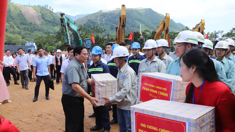 Thủ tướng ph&aacute;t lệnh khởi c&ocirc;ng tuyến cao tốc 10.000 tỷ đồng tại H&ograve;a B&igrave;nh- Ảnh 5.