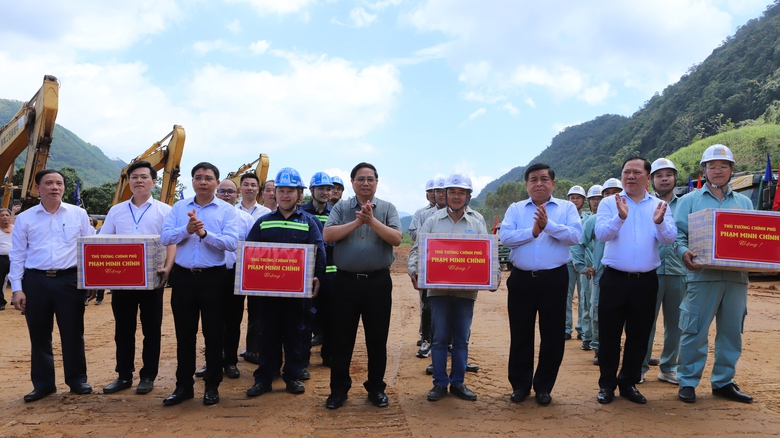 Thủ tướng ph&aacute;t lệnh khởi c&ocirc;ng tuyến cao tốc 10.000 tỷ đồng tại H&ograve;a B&igrave;nh- Ảnh 6.