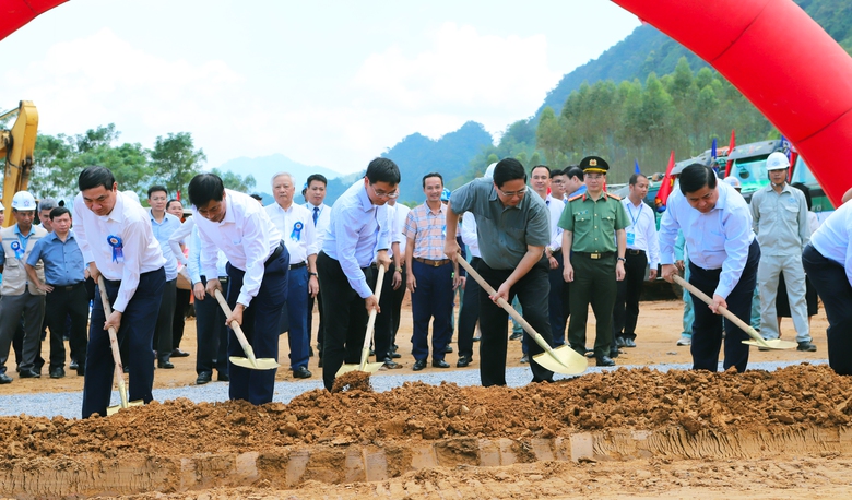 Thủ tướng ph&aacute;t lệnh khởi c&ocirc;ng tuyến cao tốc 10.000 tỷ đồng tại H&ograve;a B&igrave;nh- Ảnh 1.