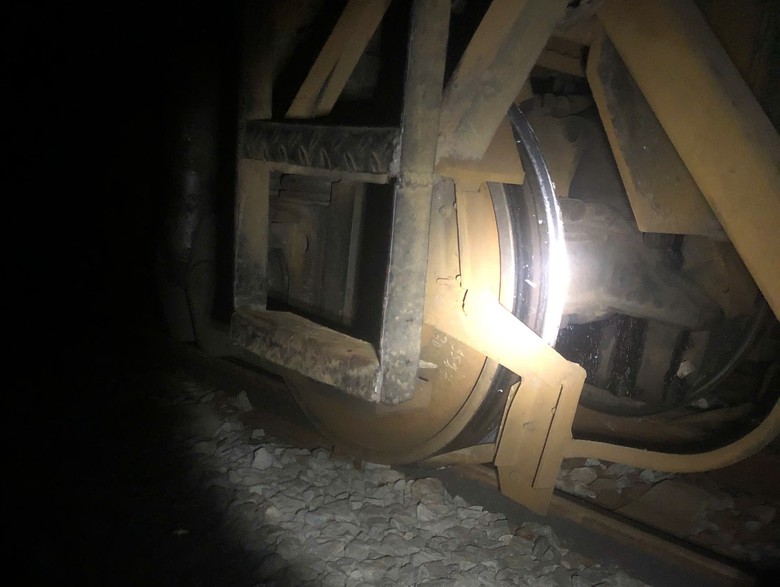 Li&ecirc;n tiếp 2 vụ đầu m&aacute;y t&agrave;u hỏa gặp sự cố trật b&aacute;nh tr&ecirc;n đường sắt qua Thừa Thi&ecirc;n - Huế- Ảnh 1.