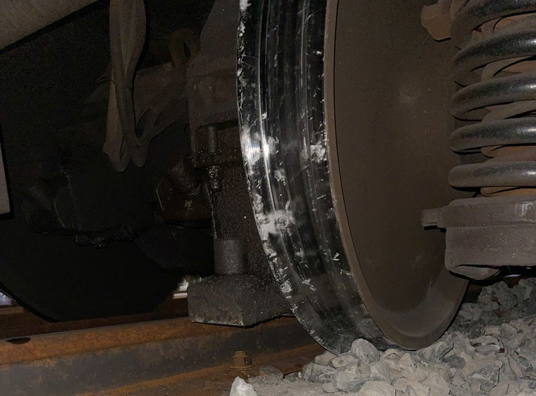 Li&ecirc;n tiếp 2 vụ đầu m&aacute;y t&agrave;u hỏa gặp sự cố trật b&aacute;nh tr&ecirc;n đường sắt qua Thừa Thi&ecirc;n - Huế- Ảnh 4.