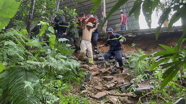 Vụ sạt lở đất ở Hà Giang đang được cứu hộ ra sao?- Ảnh 2. Vụ sạt lở đất ở Hà Giang đang được cứu hộ ra sao?- Ảnh 2.