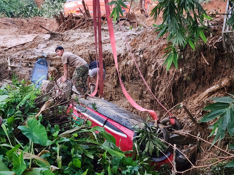 Vụ sạt lở đất ở Hà Giang đang được cứu hộ ra sao?- Ảnh 8. Vụ sạt lở đất ở Hà Giang đang được cứu hộ ra sao?- Ảnh 8.