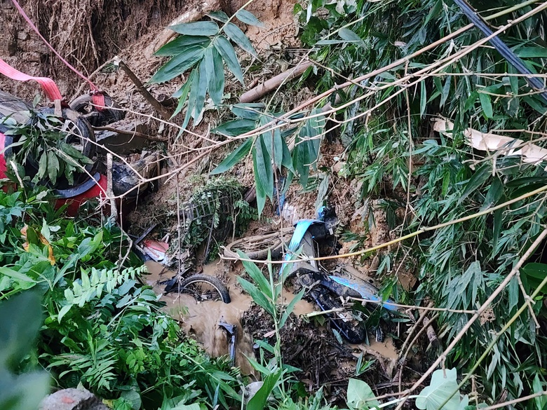 Vụ sạt lở đất ở Hà Giang đang được cứu hộ ra sao?- Ảnh 9. Vụ sạt lở đất ở Hà Giang đang được cứu hộ ra sao?- Ảnh 9.