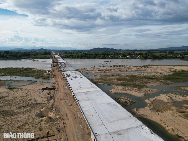 Hai cầu lớn tr&ecirc;n cao tốc nối B&igrave;nh Định - Ph&uacute; Y&ecirc;n dần th&agrave;nh h&igrave;nh- Ảnh 2.