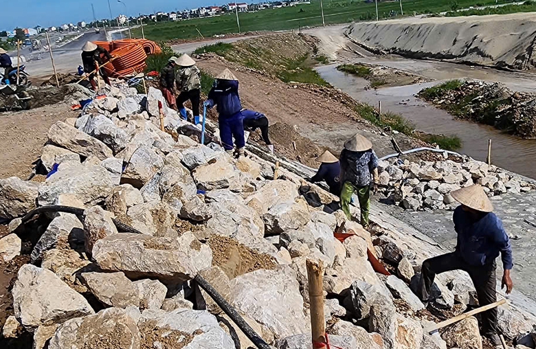 Gỡ vướng, khẩn trương thi c&ocirc;ng dự &aacute;n đường bộ gần 6.000 tỷ đồng ở Nam Định- Ảnh 2.