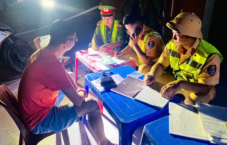 CSGT Quảng Ninh g&aacute;c xuy&ecirc;n lễ, đảm bảo ATGT cho người d&acirc;n, du kh&aacute;ch về đất Mỏ- Ảnh 1.