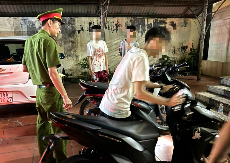 CSGT Quảng Ninh g&aacute;c xuy&ecirc;n lễ, đảm bảo ATGT cho người d&acirc;n, du kh&aacute;ch về đất Mỏ- Ảnh 2.