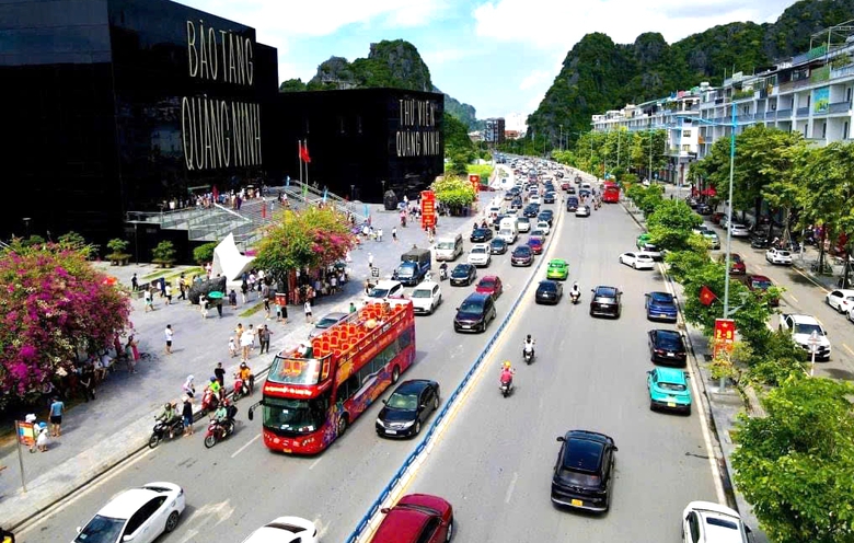 CSGT Quảng Ninh g&aacute;c xuy&ecirc;n lễ, đảm bảo ATGT cho người d&acirc;n, du kh&aacute;ch về đất Mỏ- Ảnh 3.