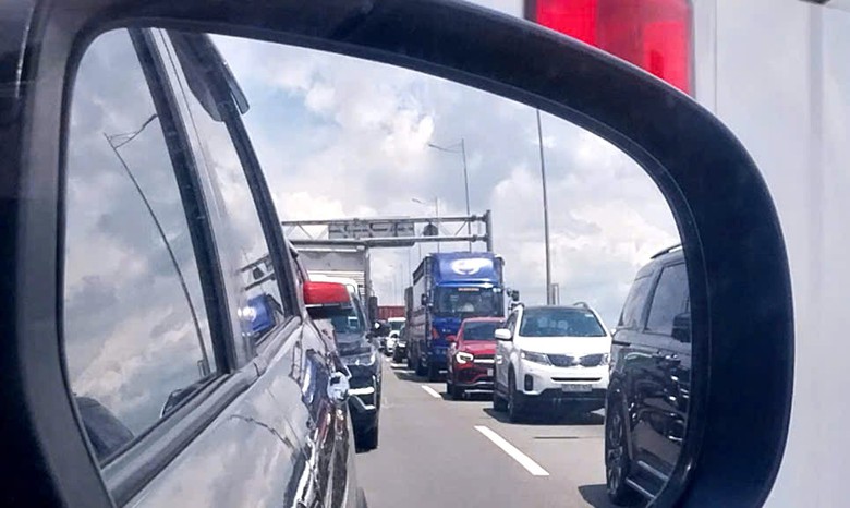 Ô tô nườm nượp quay về TP.HCM sau nghỉ lễ 2/9 nhưng không ùn tắc- Ảnh 3. Ô tô nườm nượp quay về TP.HCM sau nghỉ lễ 2/9 nhưng không ùn tắc- Ảnh 3.