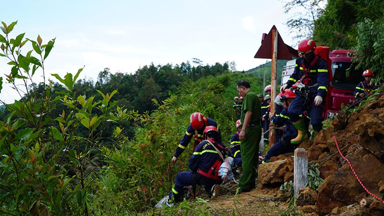Một phụ nữ ở Điện Bi&ecirc;n tử vong khi lao xe xuống vực s&acirc;u 160m- Ảnh 1.