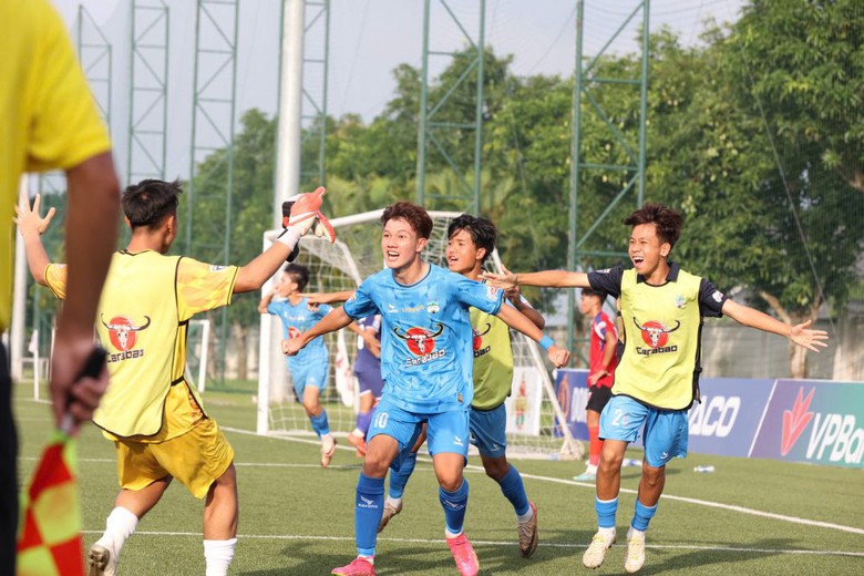 Giải U15 Quốc gia 2024: Đội b&oacute;ng nh&agrave; bầu Đức v&ugrave;i dập Long An- Ảnh 1.