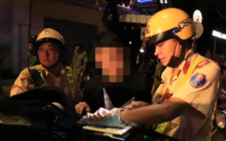 Chặn xe &ocirc; t&ocirc; 'th&ocirc;ng' chốt, CSGT ph&aacute;t hiện ma t&uacute;y