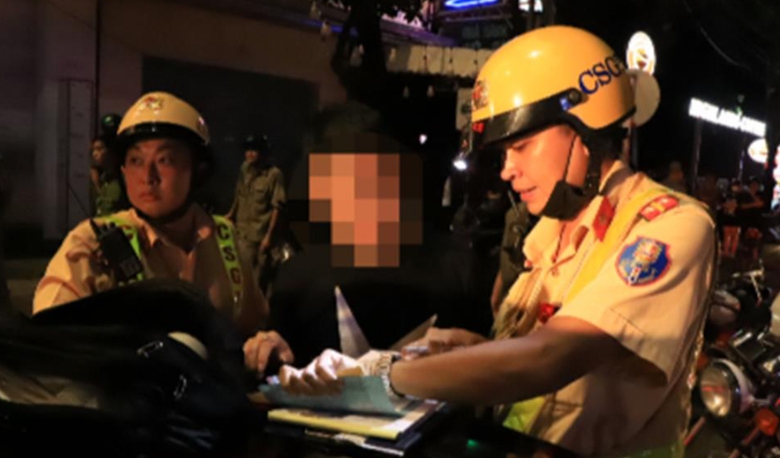 Chặn xe &ocirc; t&ocirc; "th&ocirc;ng" chốt, CSGT ph&aacute;t hiện ma t&uacute;y- Ảnh 1.