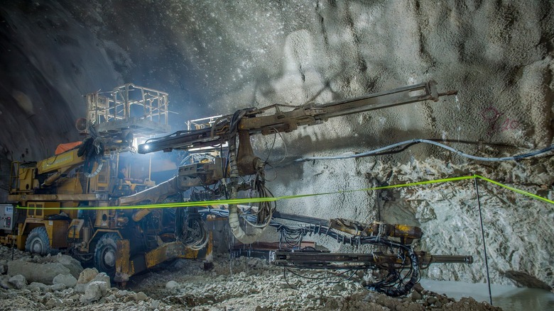 Nh&agrave; thầu lớn xuy&ecirc;n lễ đ&agrave;o hầm, th&ocirc;ng đường cao tốc- Ảnh 2.