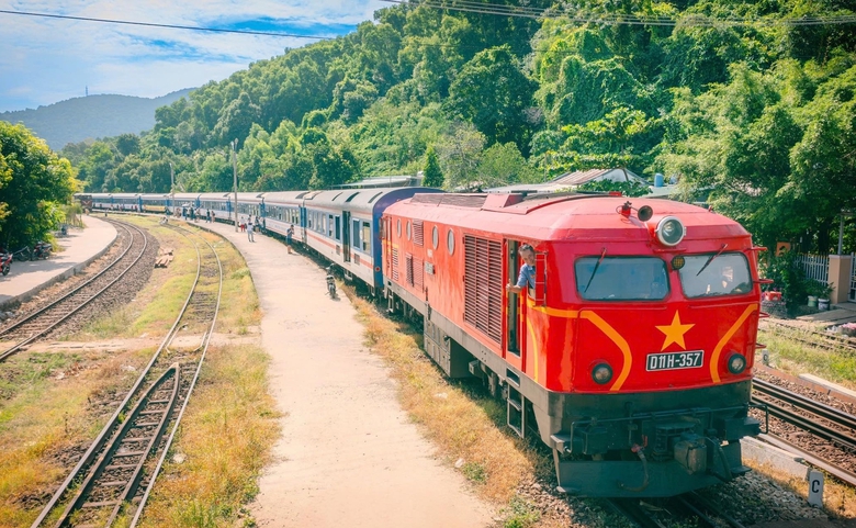 Mở bán vé tàu Tết 2025 từ 1/10- Ảnh 1. Mở bán vé tàu Tết 2025 từ 1/10- Ảnh 1.