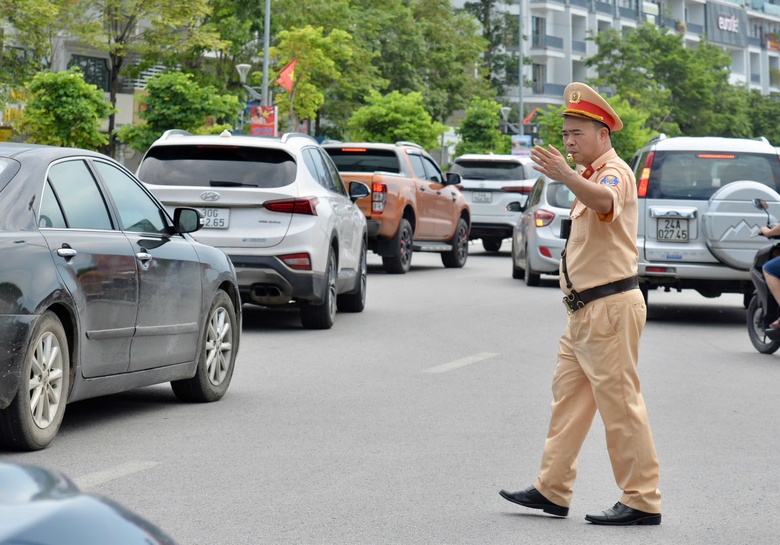 CSGT Quảng Ninh g&aacute;c xuy&ecirc;n lễ, đảm bảo ATGT cho người d&acirc;n, du kh&aacute;ch về đất Mỏ- Ảnh 4.