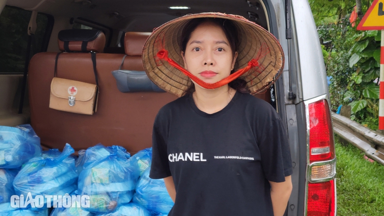 Những suất cơm thắm đượm t&igrave;nh d&acirc;n qu&acirc;n tại hiện trường sạt lở ở H&agrave; Giang- Ảnh 1.