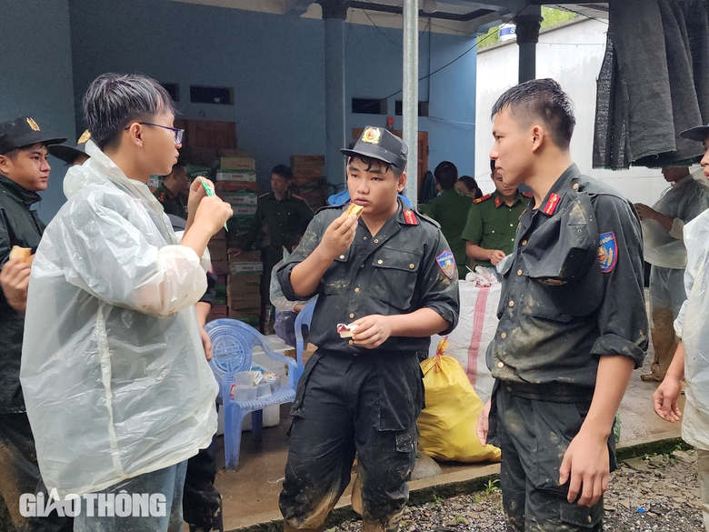 Những suất cơm thắm đượm t&igrave;nh d&acirc;n qu&acirc;n tại hiện trường sạt lở ở H&agrave; Giang- Ảnh 5.