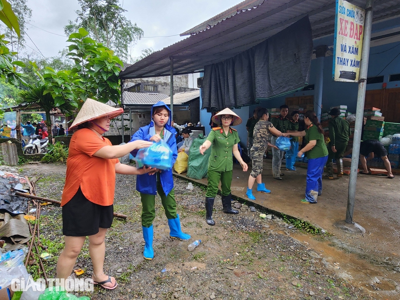 Những suất cơm thắm đượm t&igrave;nh d&acirc;n qu&acirc;n tại hiện trường sạt lở ở H&agrave; Giang- Ảnh 2.