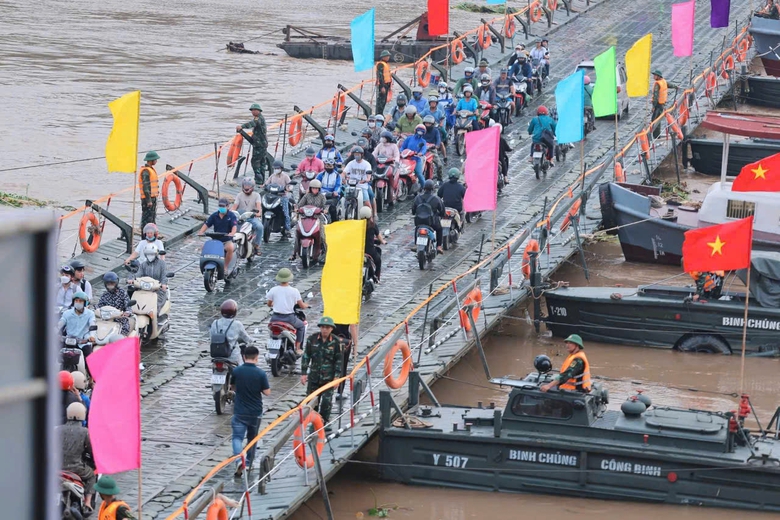 S&aacute;ng nay th&ocirc;ng cầu phao Phong Ch&acirc;u, đ&atilde; c&oacute; h&agrave;ng trăm phương tiện di chuyển- Ảnh 5.
