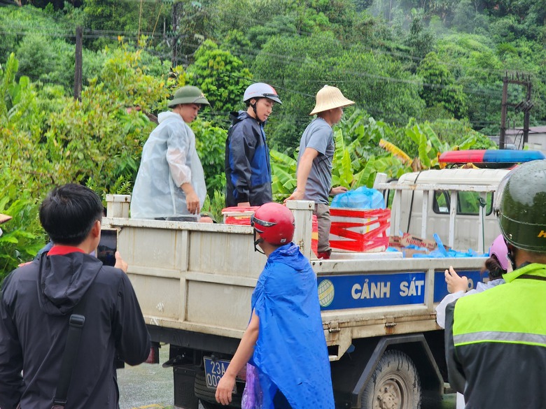 QL2 qua H&agrave; Giang c&oacute; dấu hiệu sạt lở, người d&acirc;n khẩn cấp di tản- Ảnh 4.