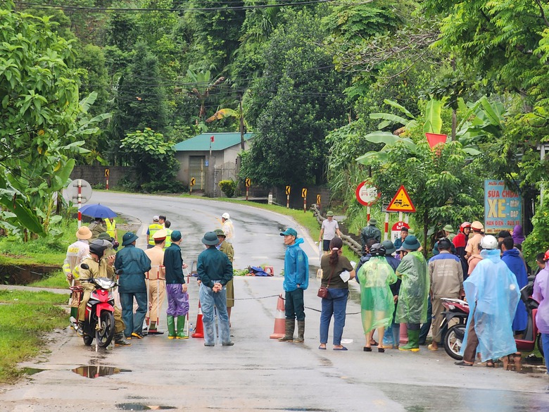 QL2 qua H&agrave; Giang c&oacute; dấu hiệu sạt lở, người d&acirc;n khẩn cấp di tản- Ảnh 2.