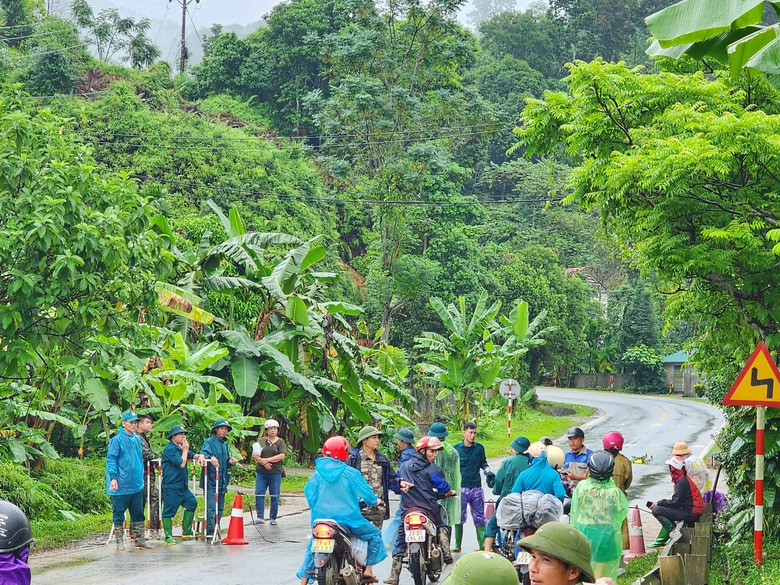 QL2 qua H&agrave; Giang c&oacute; dấu hiệu sạt lở, người d&acirc;n khẩn cấp di tản- Ảnh 3.