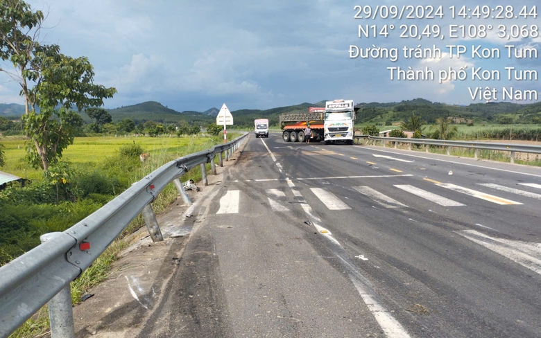 Điều tra vụ xe đầu k&eacute;o va chạm xe m&aacute;y khiến 2 nữ sinh thương vong- Ảnh 1.