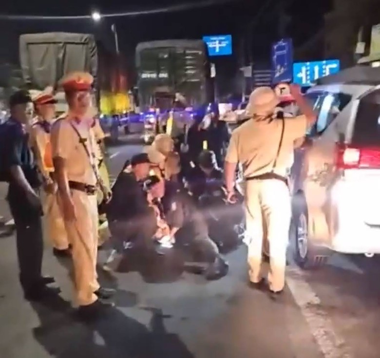 Cảnh s&aacute;t v&acirc;y bắt kẻ cướp taxi trong đ&ecirc;m ở Tiền Giang- Ảnh 1.