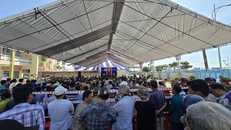 Nh&oacute;m tổ chức, m&ocirc;i giới cho người kh&aacute;c trốn đi nước ngo&agrave;i tr&aacute;i ph&eacute;p lĩnh &aacute;n- Ảnh 2.