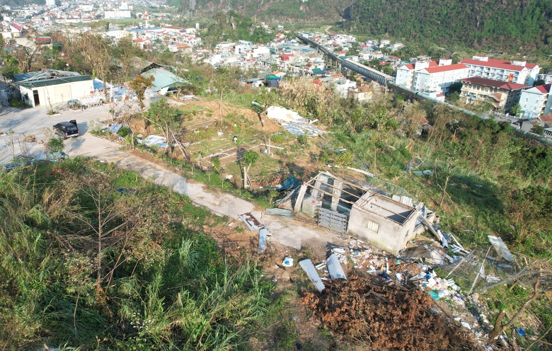 Quảng Ninh: Khu dân cư xuất hiện điểm sạt trượt lớn, hàng trăm hộ dân bất an- Ảnh 1. Quảng Ninh: Khu dân cư xuất hiện điểm sạt trượt lớn, hàng trăm hộ dân bất an- Ảnh 1.