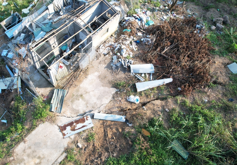 Quảng Ninh: Khu dân cư xuất hiện điểm sạt trượt lớn, hàng trăm hộ dân bất an- Ảnh 4. Quảng Ninh: Khu dân cư xuất hiện điểm sạt trượt lớn, hàng trăm hộ dân bất an- Ảnh 4.