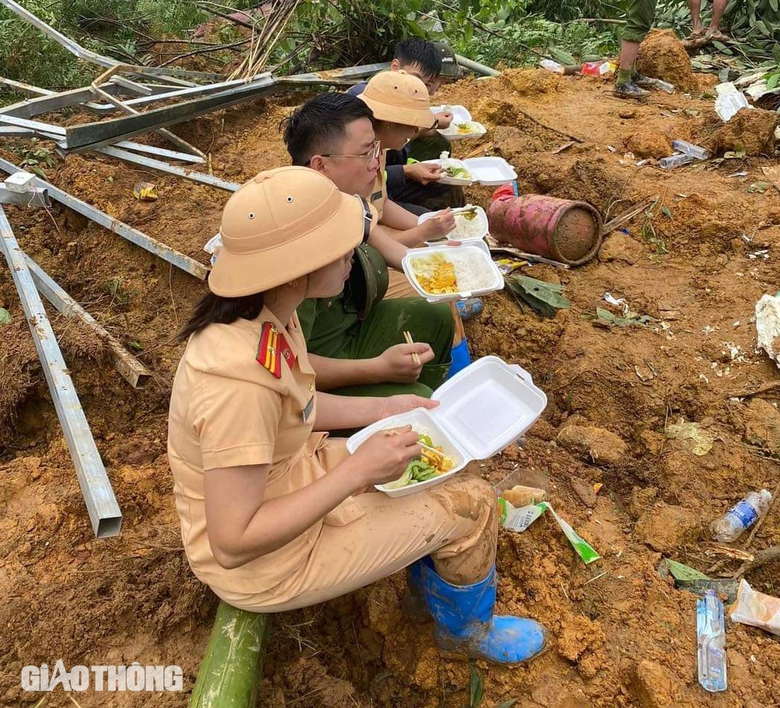 Những suất cơm thắm đượm t&igrave;nh d&acirc;n qu&acirc;n tại hiện trường sạt lở ở H&agrave; Giang- Ảnh 6.