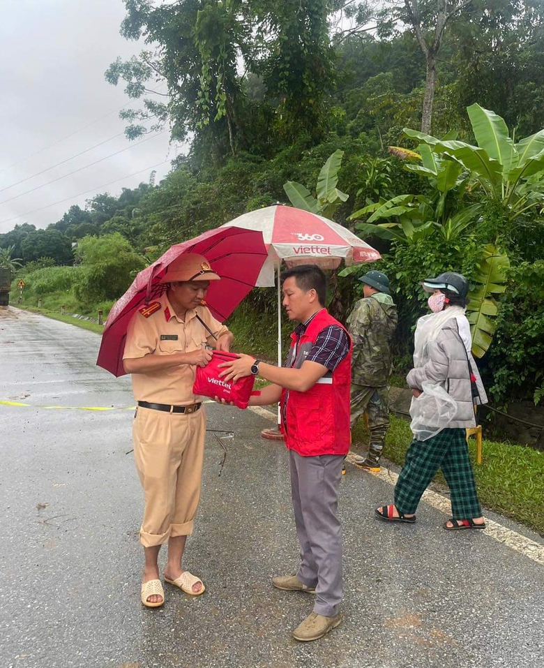 Những suất cơm thắm đượm t&igrave;nh d&acirc;n qu&acirc;n tại hiện trường sạt lở ở H&agrave; Giang- Ảnh 8.
