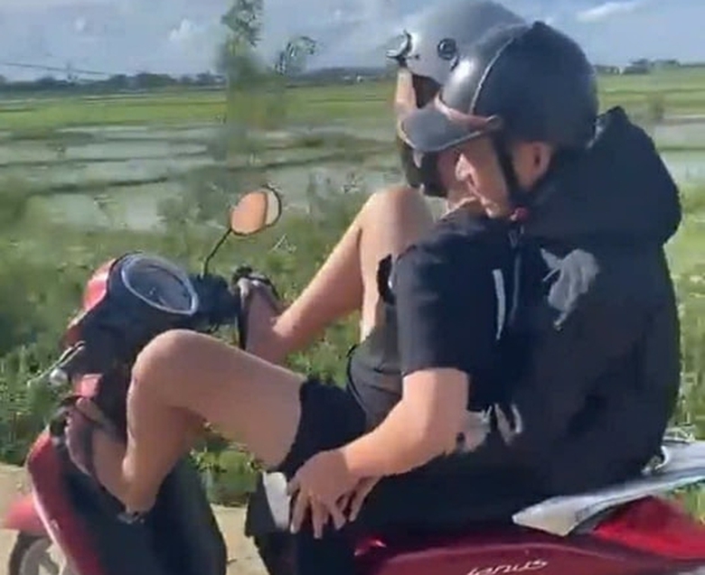 Con đăng clip d&ugrave;ng ch&acirc;n l&aacute;i xe, cả hai cha con bị phạt tiền- Ảnh 1.