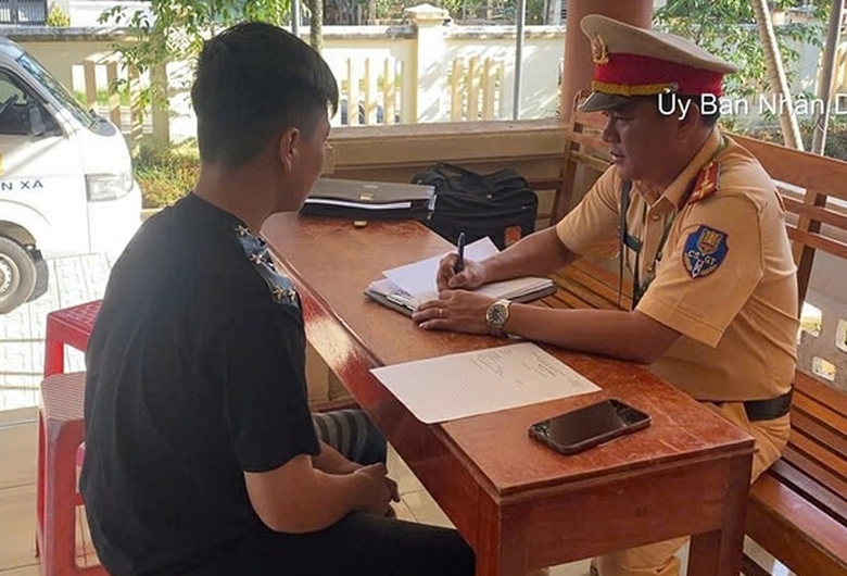 Con đăng clip d&ugrave;ng ch&acirc;n l&aacute;i xe, cả hai cha con bị phạt tiền- Ảnh 2.