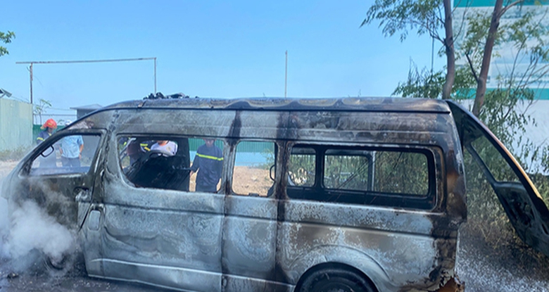 Xe cứu thương đang chở bệnh nh&acirc;n bất ngờ ch&aacute;y dữ dội, trơ khung sắt- Ảnh 1.