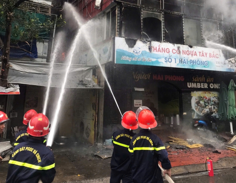 Cháy lớn nhà hàng Vua Ba Ba ở Hải Phòng- Ảnh 2. Cháy lớn nhà hàng Vua Ba Ba ở Hải Phòng- Ảnh 2.