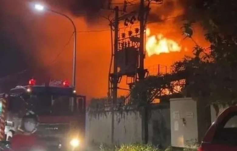 Nh&agrave; xưởng ở Ho&agrave;i Đức ch&aacute;y dữ dội giữa đ&ecirc;m, cảnh s&aacute;t vật lộn gần 2 giờ dập lửa- Ảnh 1.