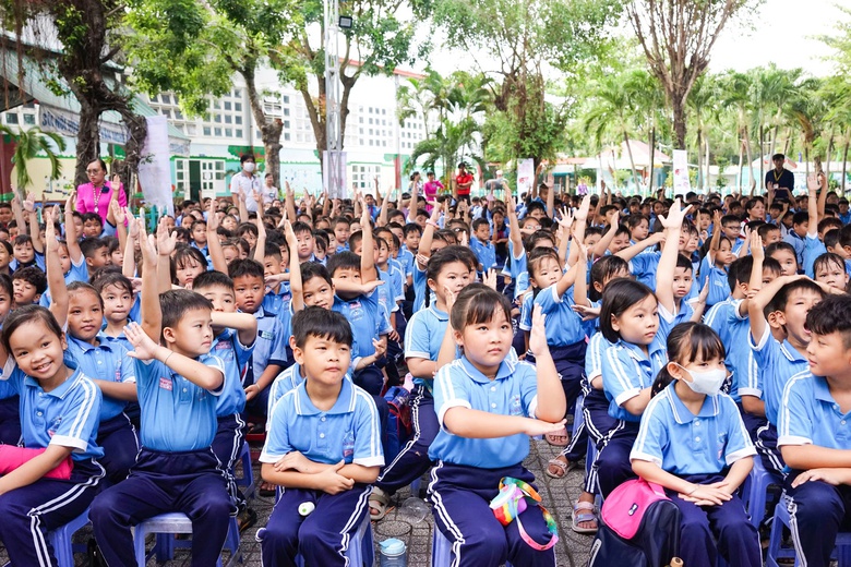 Honda Sơn Minh trao mũ bảo hiểm cho học sinh tiểu học ở TP.HCM- Ảnh 2. Honda Sơn Minh trao mũ bảo hiểm cho học sinh tiểu học ở TP.HCM- Ảnh 2.