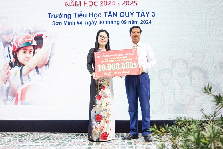 Honda Sơn Minh trao mũ bảo hiểm cho học sinh tiểu học ở TP.HCM- Ảnh 3. Honda Sơn Minh trao mũ bảo hiểm cho học sinh tiểu học ở TP.HCM- Ảnh 3.