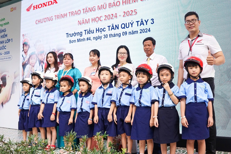Honda Sơn Minh trao mũ bảo hiểm cho học sinh tiểu học ở TP.HCM- Ảnh 1. Honda Sơn Minh trao mũ bảo hiểm cho học sinh tiểu học ở TP.HCM- Ảnh 1.
