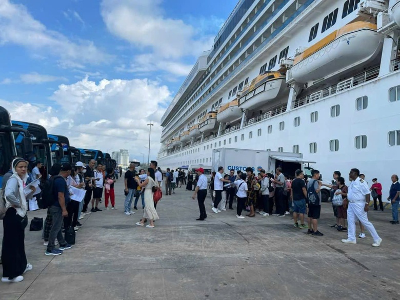 Si&ecirc;u t&agrave;u biển đưa gần 4.000 kh&aacute;ch quốc tế v&agrave; thủy thủ thăm Hạ Long- Ảnh 2.